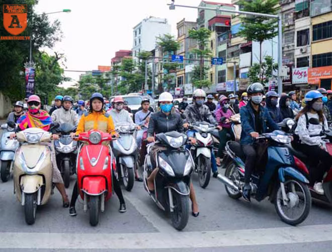 7h sáng, người dân đi làm với những chiếc áo khoác dày 7h sáng, người dân đi làm với những chiếc áo khoác dày